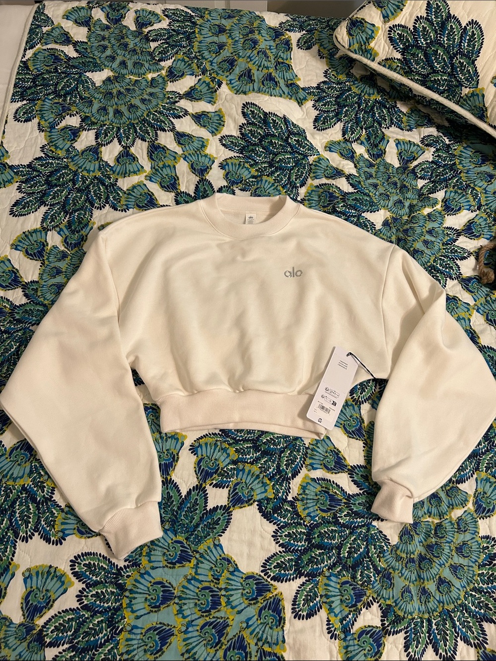 ALO Yoga Cropped Accolade Crewneck - Picture 6 of 6